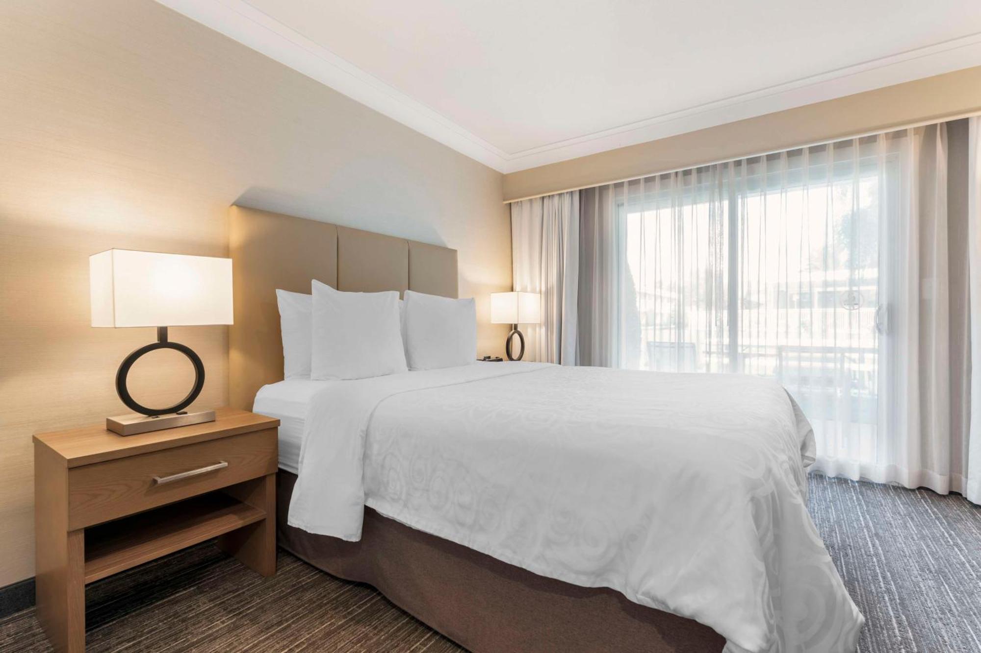 Best Western Plus Kelowna Hotel & Suites Buitenkant foto