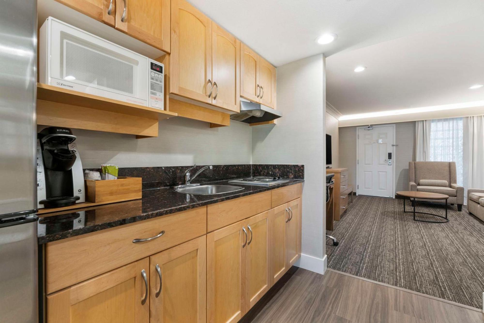 Best Western Plus Kelowna Hotel & Suites Buitenkant foto