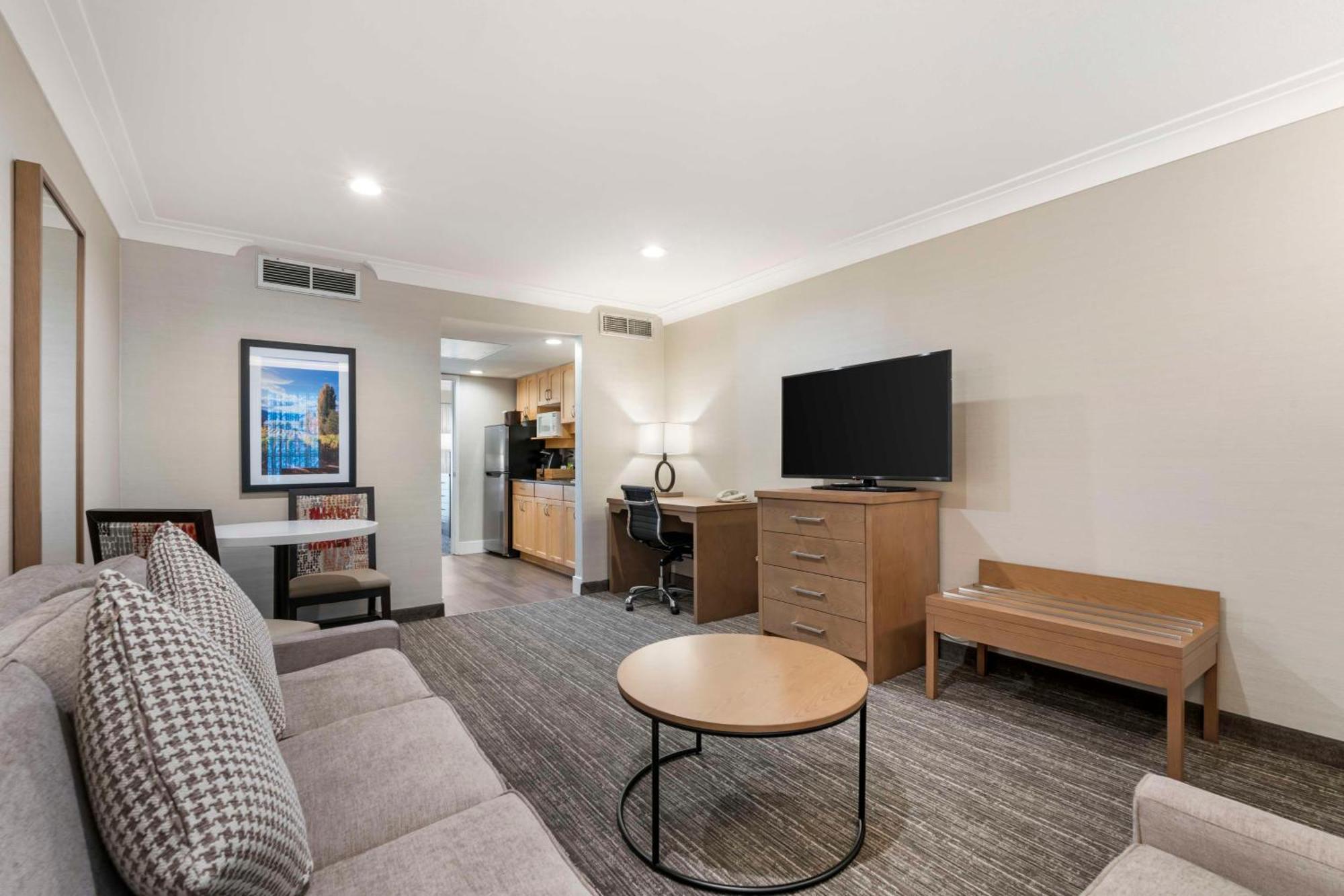 Best Western Plus Kelowna Hotel & Suites Buitenkant foto