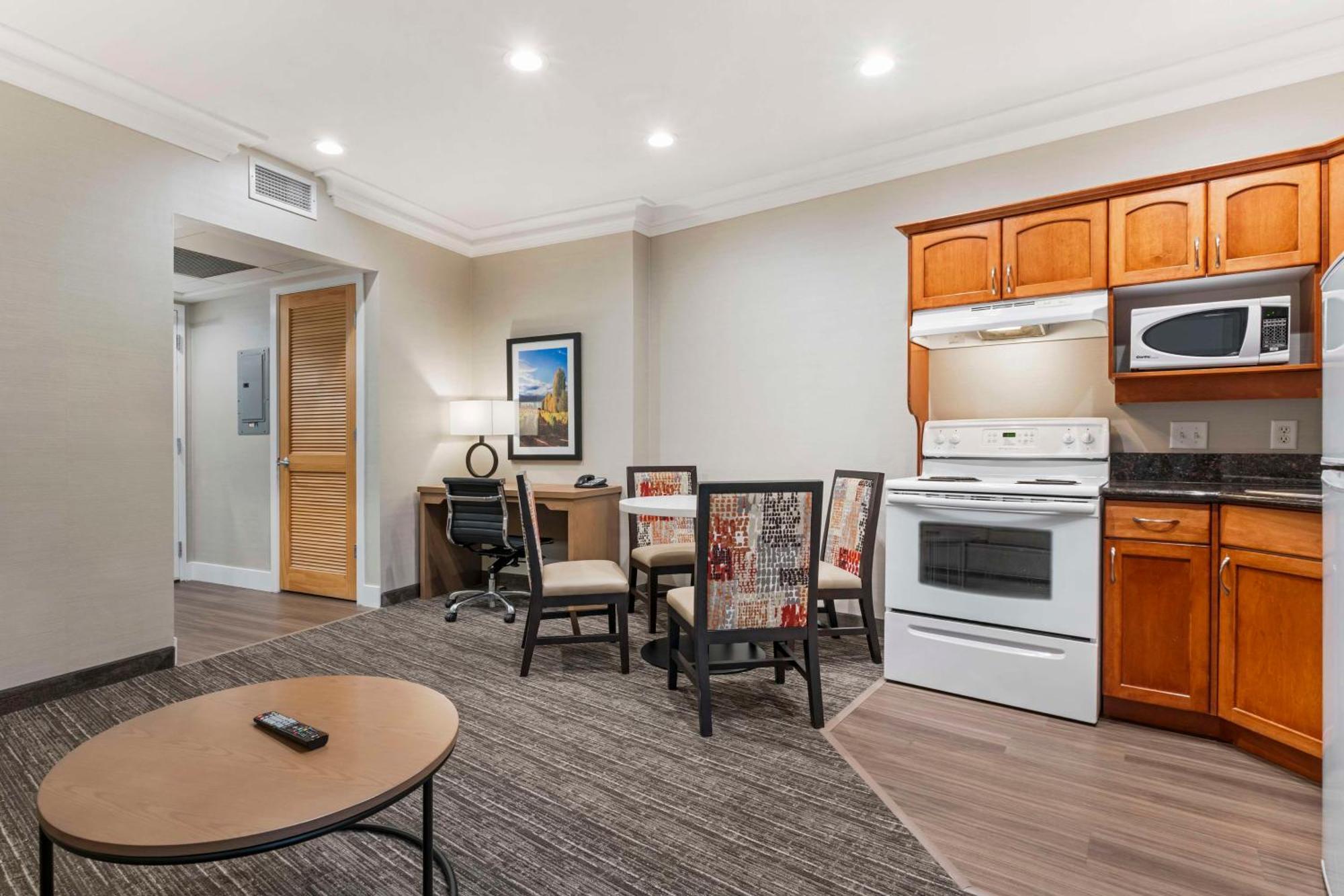 Best Western Plus Kelowna Hotel & Suites Buitenkant foto